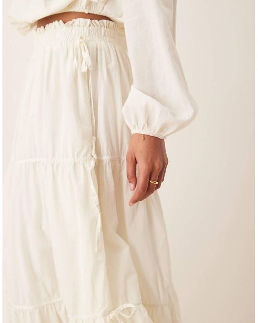 Falda Larga Escalonada De Estilo Boho Con Lazada Lateral De -Blanco ASOS de color Natural
