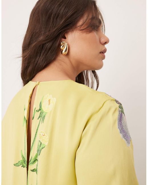 Curve - robe t-shirt longue en satin à broderies florales - citron ARRANGE en coloris Metallic