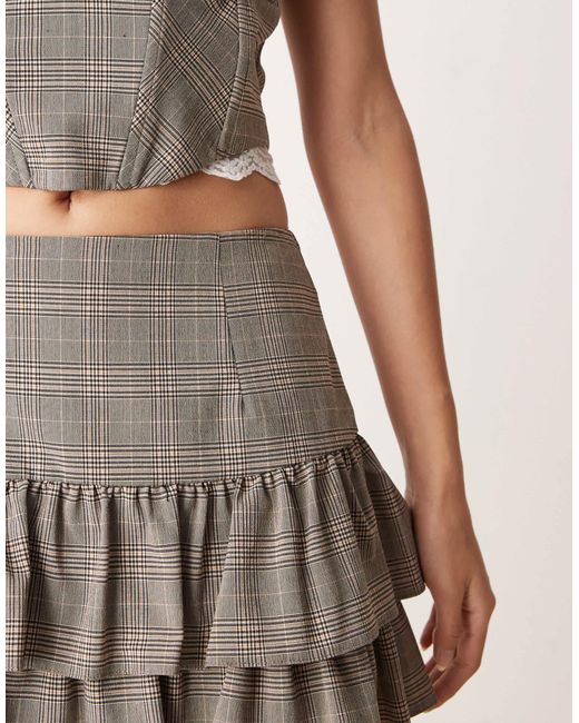 Jupe-short courte habillée d'ensemble étagée à carreaux avec bord en dentelle Miss Selfridge en coloris Natural