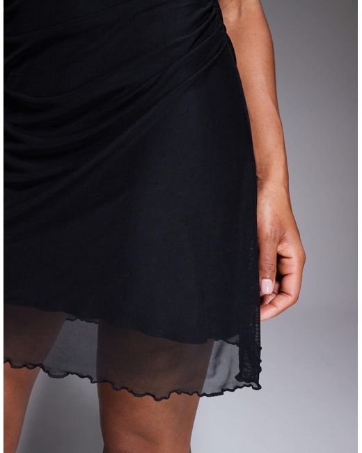 Robe bandeau courte en tulle superposé à taille froncé et ourlet ondulé Fashionkilla en coloris Black