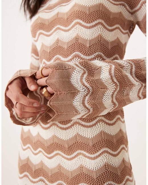 Y.A.S Natural – minikleid aus häkelfeinstrick mit chevron-streifenmuster