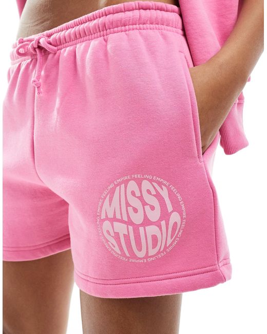 Missy empire - short molletonné d'ensemble à logo Missy Empire en coloris Pink