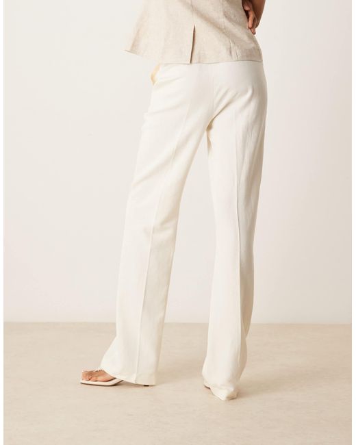 Tall - pantalon habillé coupe droite ajustée en lin mélangé - crème ASOS en coloris Natural