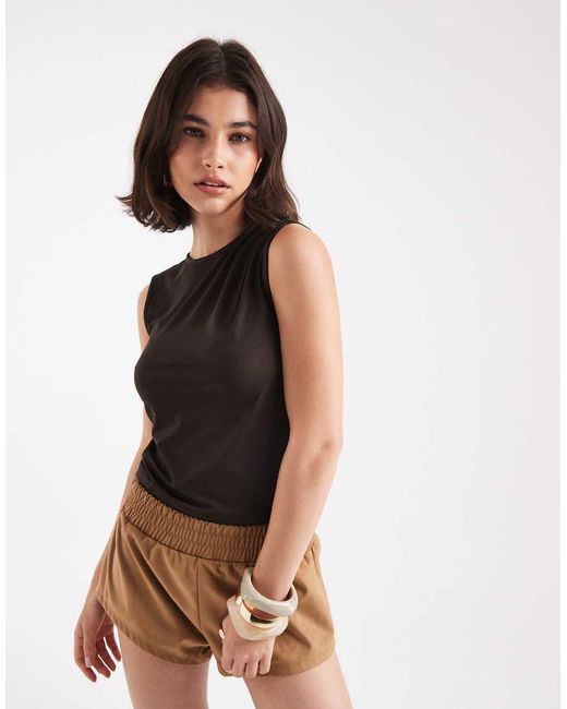 Top Chocolate Sin Mangas Con Cuello Subido De ONLY de color Brown