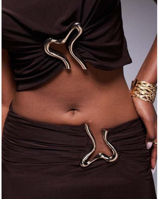 Top Marrón Fruncido De Manga Corta Con Detalle De Herraje De (Parte De Un Conjunto) ASOS de color Brown