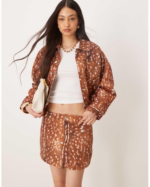 Mini-jupe en jean - imprimé daim ASOS en coloris Natural
