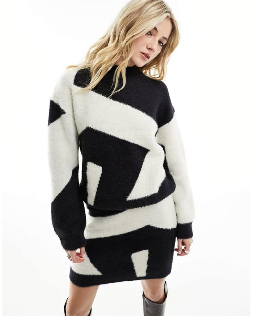 Vila White – flauschiger, gemusterter pullover