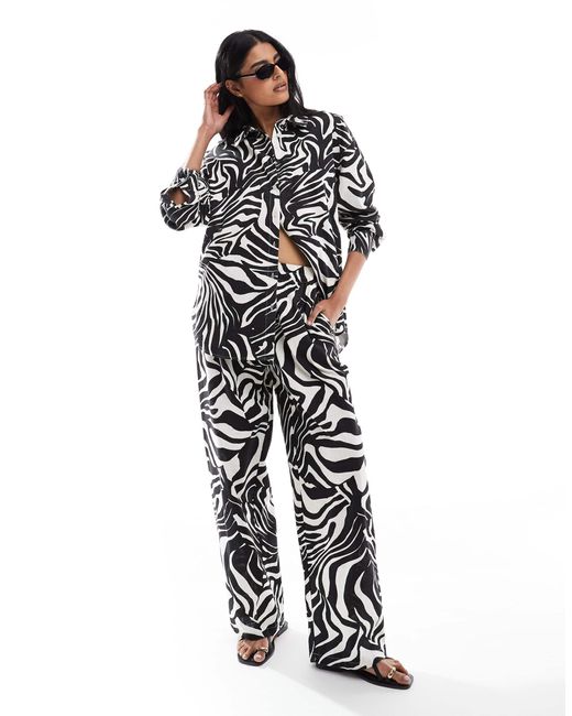 Chemise oversize d'ensemble en aspect lin à imprimé zébrures divisé ASOS en coloris White