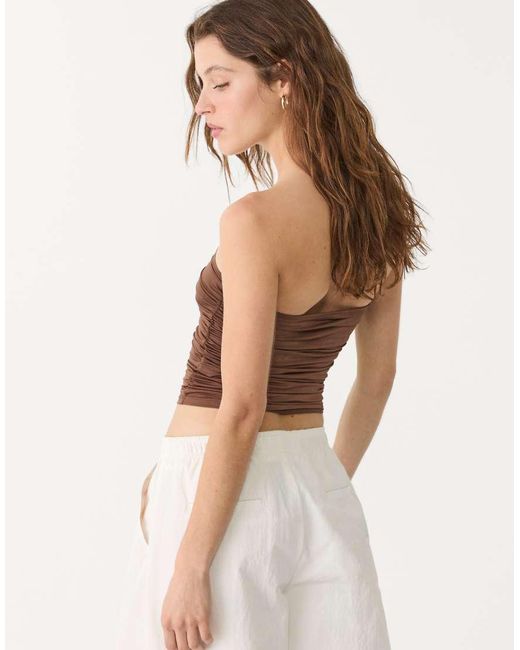 Top A Fascia Con Dettaglio A V di Stradivarius in Brown