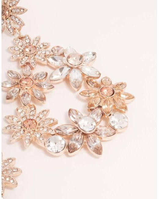 Orecchini A Goccia Rosa Con Design Floreale di Lovisa in Natural