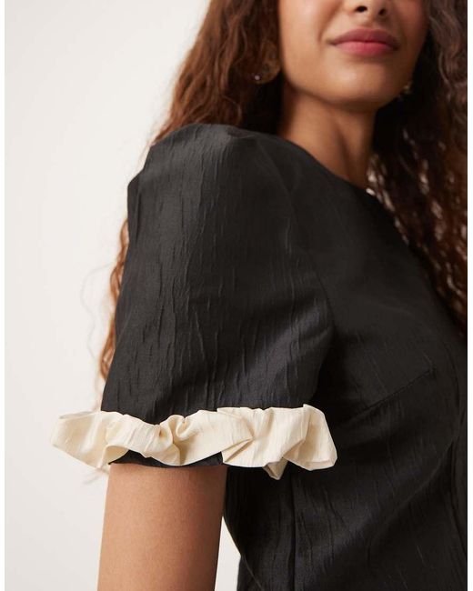 Vestido Corto Negro Con Detalle Abullonado En Contraste De Sister Jane de color Black