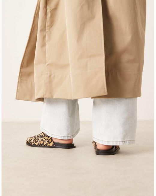 Mules Planas De Cuero Con Estampado De Efecto Piel De Poni Motion De ASOS de color Natural