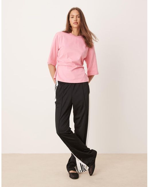 Camiseta Básica Con Hombreras Y Cintura Entallada De ASOS de color Pink