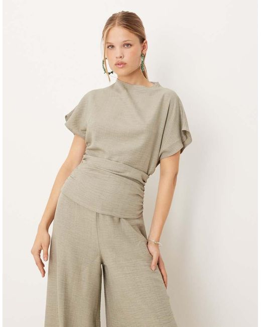 Mono Largo Con Espalda Abierta Y Detalle Fruncido De Tejido Efecto Lino De ASOS de color Natural