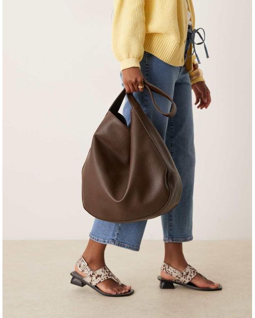 Bolso Tote Marrón Extragrande Granulado Con Diseño Semicircular De ASOS de color Brown