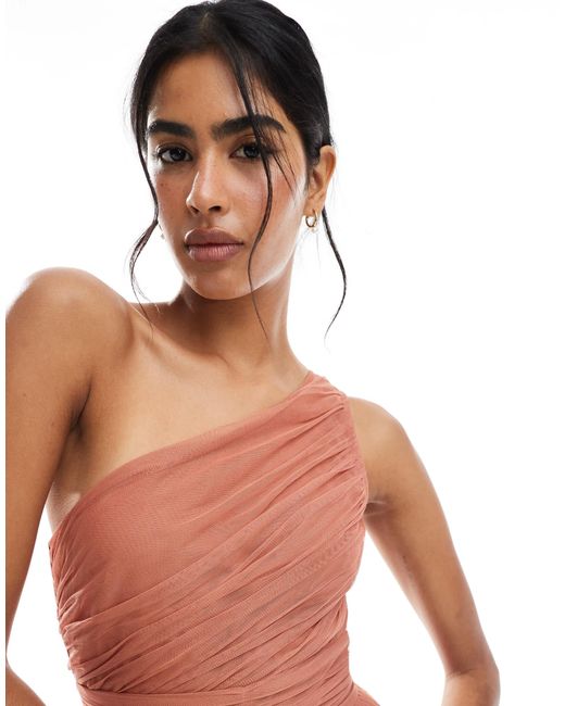 L'invitée - robe longue asymétrique à volants en cascade - rosé LACE & BEADS en coloris Pink