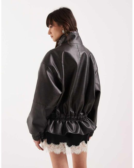 Chaqueta Negra Con Cremallera, Cuello Alzado Y Cordón Ajustable En La Cintura De Tejido Efecto Cuero De TOPSHOP de color Gray