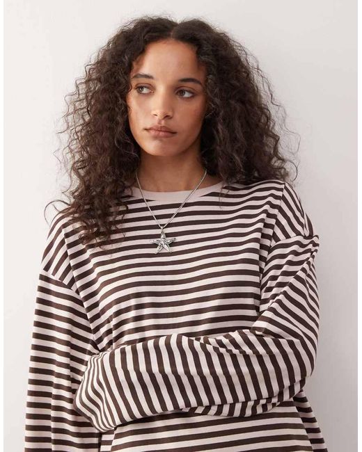 Camiseta A Rayas Marrón Chocolate Y Rosas Extragrande De Manga Larga Con Aberturas Laterales De -Rojo Monki de color Brown