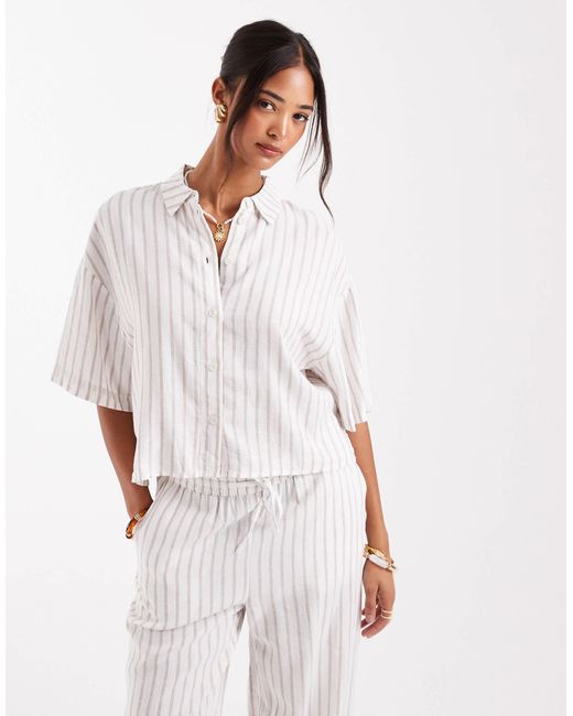 Vero Moda White – kastiges cropped-hemd aus leinenmix mit streifen