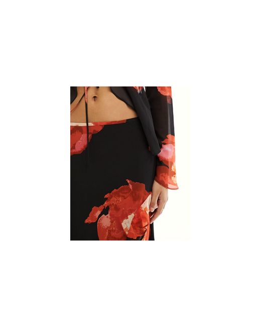 Falda larga transparente con estampado floral rojo y volante Forever New de color Red