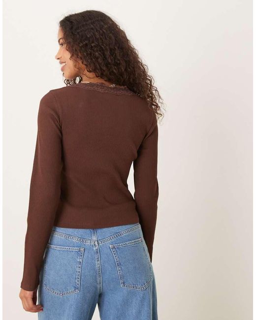 Top Marrón De Manga Larga De Canalé Con Cuello Redondo Y Ribete De Encaje De ASOS de color Brown