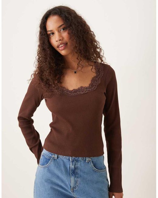 Top Marrón De Manga Larga De Canalé Con Cuello Redondo Y Ribete De Encaje De ASOS de color Brown