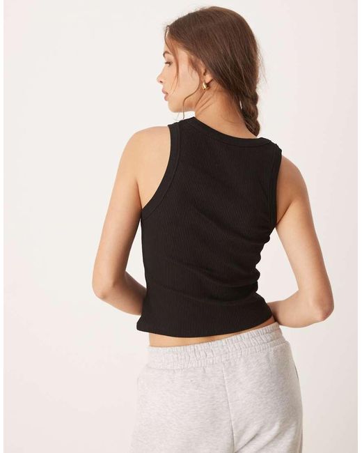 Top Sin Mangas Con Cuello Redondo De Canalé De ASOS de color Black