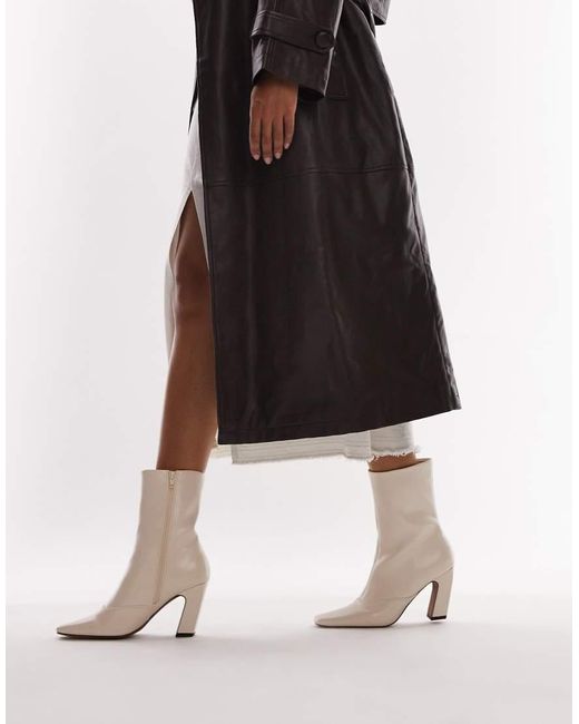 Botines Blancos Con Tacón De Bloque En Ángulo Nyla De TOPSHOP de color Natural