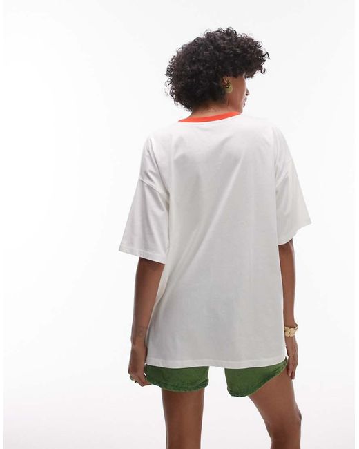 Camiseta Blanca Con Estampado Gráfico "Seville" Y Ribetes En Contraste De Punto Liso De TOPSHOP de color Red