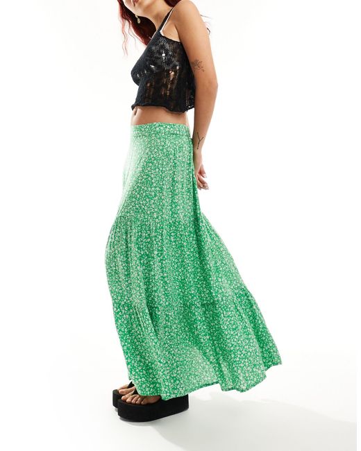 Falda larga escalonada con estampado floral Monki de color Green