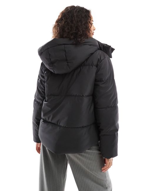 Doudoune courte effet enduit Vero Moda en coloris Black