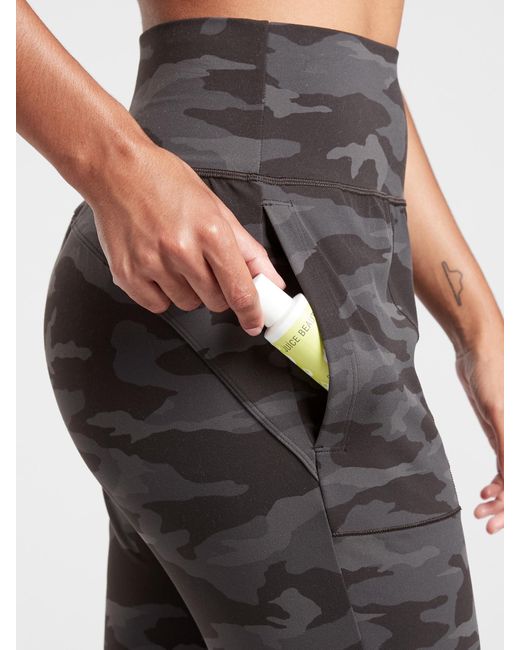 salutation camo jogger