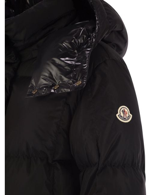 Moncler Litte Long Down Jacket Met Vierkante Quilten En Kap in het Black