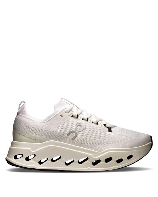 On Shoes White Beim Ausführen von Cloudsurfer Max