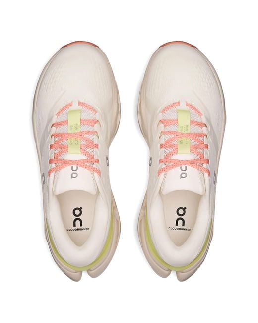 On Shoes Over Het Uitvoeren Van Cloudrunner 3 in het White