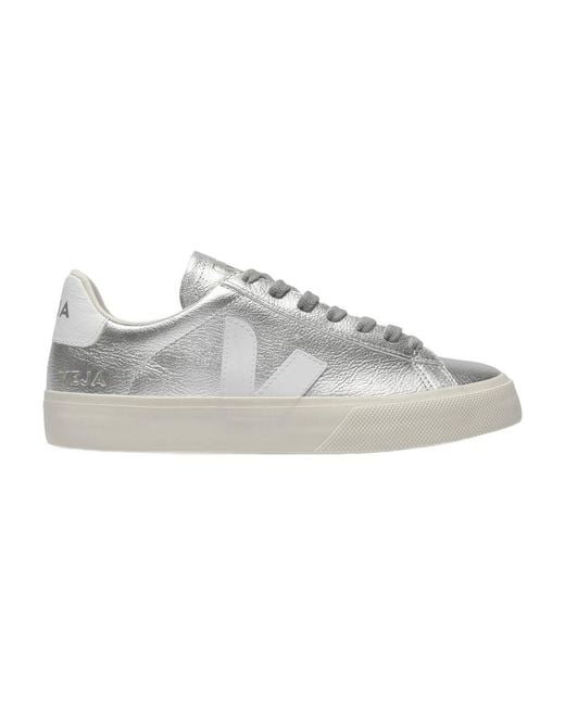 Zapatillas de deporte de campos en cuero cromético plateado y blanco Veja de color Gray