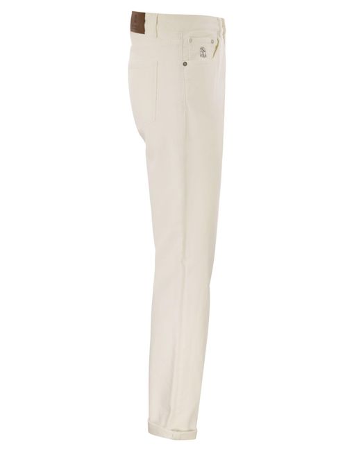 Cinque pantaloni tradizionali tascabili in denim tinto di comfort leggero di Brunello Cucinelli in White da Uomo