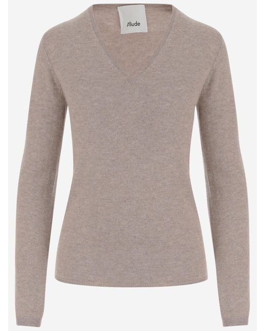 Allude Gray Gegen Kaschmirpullover anspielend