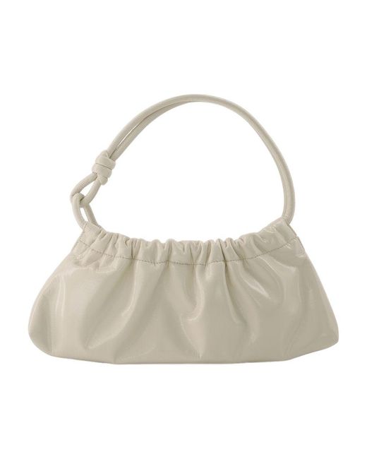 Nanushka Valerie -tas In Crème Patent Vegan Leer in het Gray