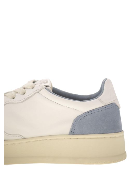 Autry Medaillewinnaar Laag Wit Leer En Suède Sneakers In Poeder in het White