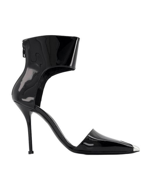 Escarpins punk noirs à harnais McQueen en coloris Black