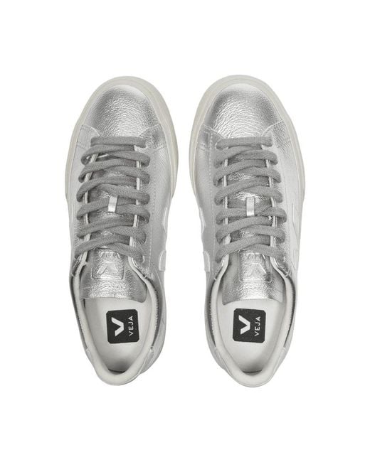 Zapatillas de deporte de campos en cuero cromético plateado y blanco Veja de color Gray