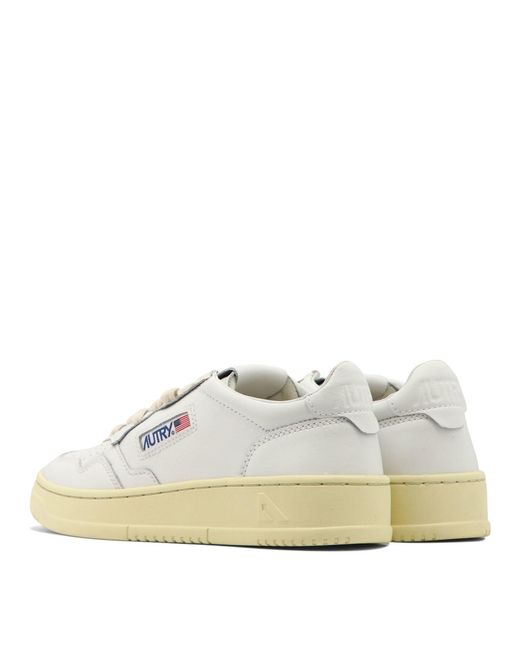 Médaillée Autrue baskets en cuir bas Autry en coloris White