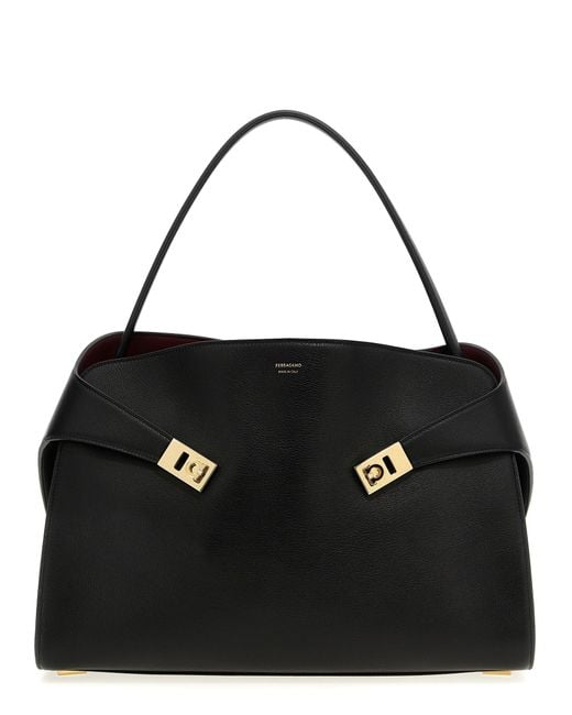 'abrazo suave M'Bolso de hombro Ferragamo de color Black