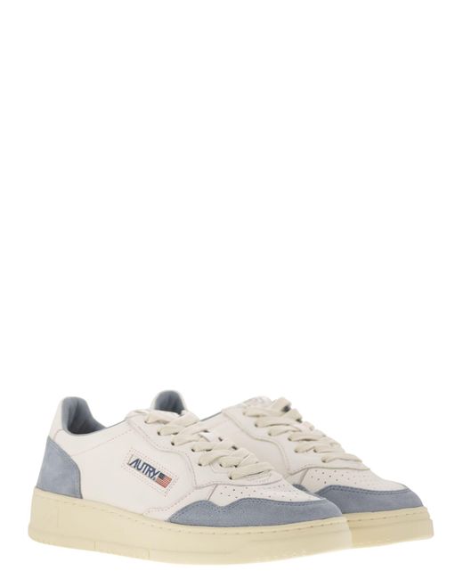 Autry Medaillewinnaar Laag Wit Leer En Suède Sneakers In Poeder in het White