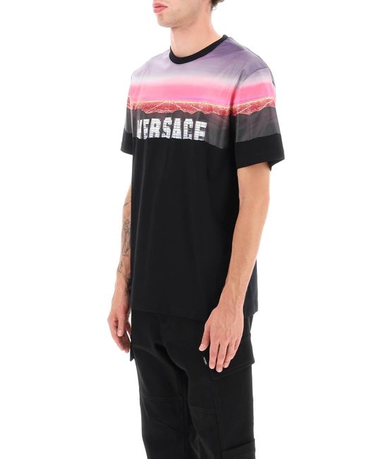 Versace T-Shirt mit Hills-Print in Black für Herren