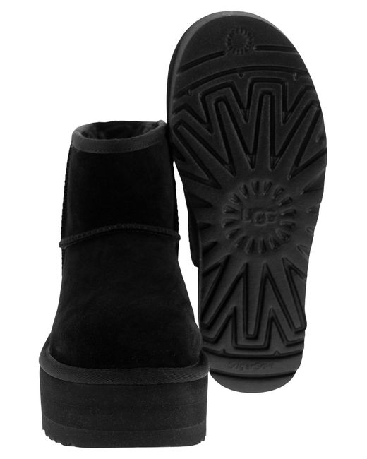 Classic Mini Platform Ankle Boot avec plate-forme Ugg en coloris Black