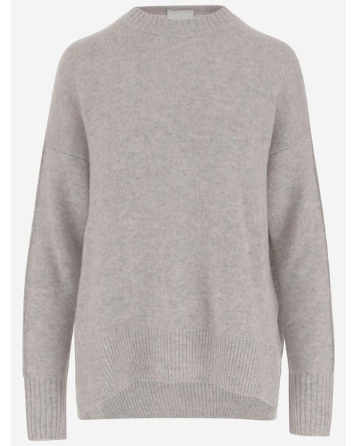 Allude Gray Gegen Kaschmirpullover anspielend