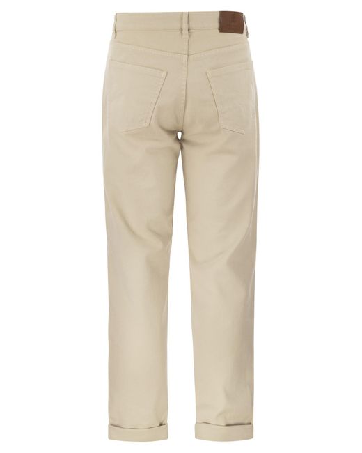 Cinque pantaloni tradizionali tascabili in denim tinto di comfort leggero di Brunello Cucinelli in Natural da Uomo