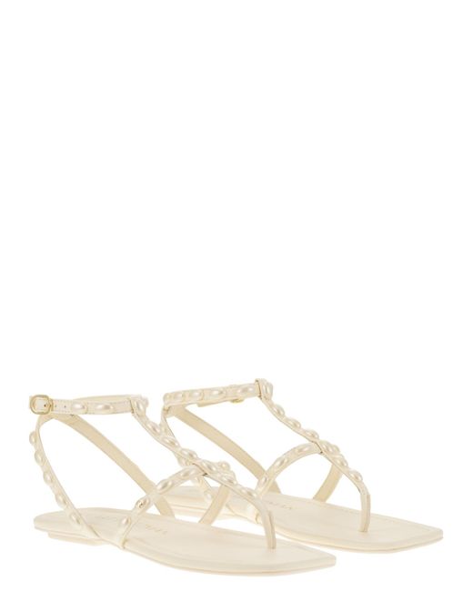 Pearlita string sandale avec perles Stuart Weitzman en coloris Natural